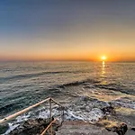 St Harry's Windmill - Seafront דירה