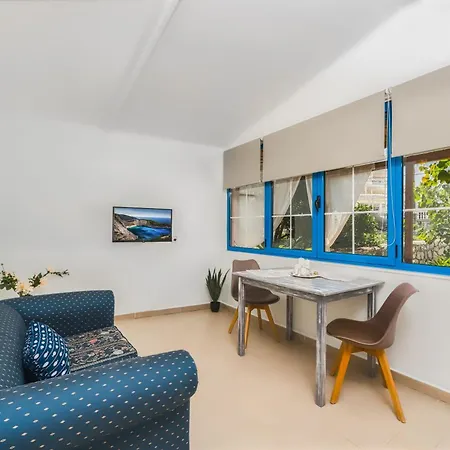 St. Harry's Windmill Apartment *